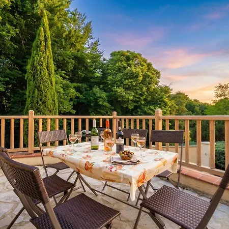 Holiday home Teletravail Au Calme En Bearn Avec Wi-fi, Bureau Et Terrasse Coarraze